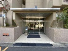 【大阪府/吹田市山田南】日興千里スカイマンションフレール エントランスにはオートロックが設置されています。住民以外の出入りを防ぎ、トラブル回避につながります。