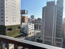 【大阪府/大阪市淀川区西宮原】ロイヤルハイツ新大阪 バルコニーからの眺望です。高層の建物が建ち並ぶ活気ある街並み。一部視界が抜け、開放感が感じられます。