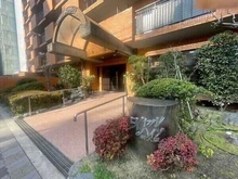 【大阪府/大阪市淀川区西宮原】ロイヤルハイツ新大阪 植栽で彩られたエントランス。オートロックが設置されており、セキュリティにも配慮されています。