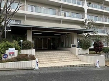 【大阪府/豊中市寺内】日商岩井緑地公園マンション 住人やゲストを迎えるエントランス。服部緑地に隣接しており、ウォーキングやプールも気軽に楽しめます。