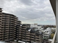 【大阪府/豊中市寺内】日商岩井緑地公園マンション 住戸南西側からの眺望です。周辺エリアはファミリー層が多い落ち着いた住環境で、子育てにも適しています。