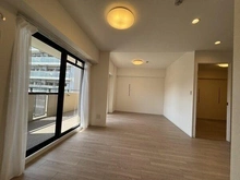 【大阪府/吹田市江坂町】アンビエント江坂 LDKは約13.2帖。7階部分、陽当り・通風・眺望良好な南向きバルコニーに面する、心地良い空間です。