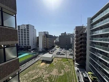【大阪府/吹田市江坂町】アンビエント江坂 7階部分に位置する住戸からの眺望です。前面は開けており、晴れた日には気持ちの良い青空を楽しめます。