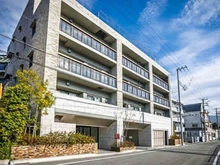 【兵庫県/西宮市霞町】ワコーレ夙川霞町 外観：RC造地上4階地下1階建。阪急神戸線「夙川」駅徒歩7分など、複数路線利用可能な交通利便性良好な立地。