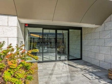 【兵庫県/西宮市霞町】ワコーレ夙川霞町 ご家族の帰宅やゲストの来訪を迎え入れるエントランスです。植栽が施されており、緑を感じられます。