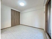 【神奈川県/横浜市青葉区藤が丘】パークハウス青葉藤が丘ヴェルール LDKに隣接した約6.2帖の洋室。クローゼットが備わっています。南東向きバルコニーへの出入りが可能。