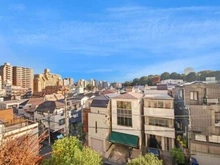 【東京都/文京区大塚】サンウッド文京開運坂上 バルコニー前面には中高層建築物等の遮蔽物が無いため、陽当たり・眺望良好です。