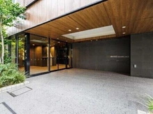 【東京都/文京区小石川】ブランズ文京小石川レジデンス 住まう方やゲストを迎えるエントランス。落ち着いた雰囲気の佇まいに、緑豊かな植栽が彩りを添えています。