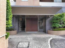 【東京都/文京区千石】パークハウス千石丸山町 ■車と歩行者のアプローチを分離し、安全性を高めたエントランス。