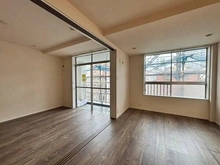 【東京都/港区三田】三田コーポラス 陽当り・通風良好な住空間。ダイニングキッチンと約4.6帖の洋室は、引き戸を開放して一体利用可能です。