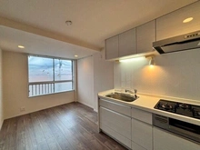 【東京都/港区三田】三田コーポラス 南窓に面し、陽光が差し込むダイニングキッチン。風通しも良く、ゆったりと食事のひとときを楽しめます。