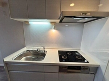 【東京都/港区三田】三田コーポラス 調理に集中しやすい、壁付けタイプのシステムキッチン。吊戸棚やシンク下収納など、収納力もあります。