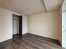 【東京都/港区三田】三田コーポラス 戸の開閉次第で、ダイニングキッチンの延長としても、個室としても利用可能な洋室。各洋室に収納付きです。