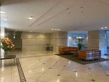 【東京都/港区三田】三田ハウス ロビーにはソファとテーブルが配され、ちょっとした来客応対やタクシーの迎車待ち等にお使いいただけます。