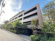 【埼玉県/志木市幸町】イニシア志木 外観：外観にはレンガ調のタイルを使用。総戸数43戸の人気の低層マンションです。