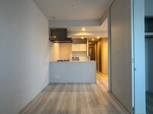 【東京都/練馬区北町】サンリヤン練馬北町 LD部分に床暖房が設置され、寒い時期でも快適にお過ごしいただけます。キッチンは、対面仕様です。