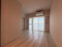 【東京都/練馬区北町】サンリヤン練馬北町 約7.5帖のLD。南東側の窓から光が差し込み、陽当り・通風良好です。エアコンが備わっています。