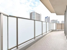 【神奈川県/川崎市中原区小杉町】プラウドタワー武蔵小杉 角住戸の為、バルコニーのスペースは広く確保されています。