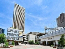 【神奈川県/川崎市中原区小杉町】エクラスタワー武蔵小杉 外観：東急東横線「武蔵小杉」駅直結・徒歩1分。雨天時も傘を使わずに買物施設や図書館などを利用できます。