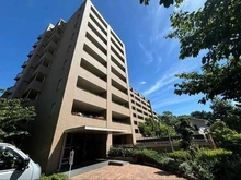 【兵庫県/神戸市東灘区魚崎北町】ファミール東灘魚崎館 周辺の緑と調和する、ブラウン系タイル張りの落ち着いたデザイン。敷地内には住民が憩う広場がございます。