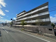 【兵庫県/神戸市東灘区御影石町】コスモハイツ御影 外観:阪神本線「御影」駅徒歩6分、阪神本線「石屋川」駅徒歩3分。通勤・通学など電車移動に便利な立地です。