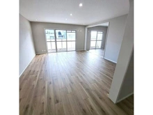 【兵庫県/神戸市東灘区御影石町】コスモハイツ御影 LDKに隣接している約6帖の洋室の引き戸を開放し、24帖超の広々空間として一体利用が可能です。