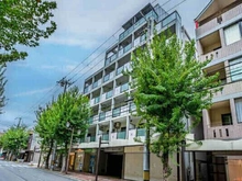 【兵庫県/芦屋市船戸町】ヴァンテージ芦屋 外観：総戸数23戸の小規模マンション。宅配ボックスやオートロック、モニタ付きインターホンが備わっています。