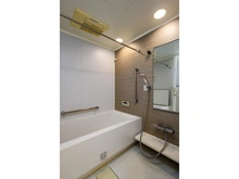 【兵庫県/芦屋市船戸町】ヴァンテージ芦屋 雨の日や花粉、PM2.5対策に重宝する、浴室乾燥機付きの浴室です。一日の疲れを癒してくれる空間です。