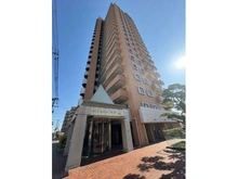 【兵庫県/神戸市灘区弓木町】ラ・トゥール六甲　イースト棟 外観：JR東海道本線「六甲道」駅徒歩9分を含む、3沿線3駅利用可能な利便性の高い立地に建つマンションです。