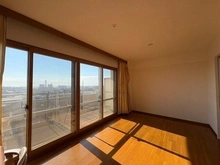 【兵庫県/神戸市灘区弓木町】ラ・トゥール六甲　イースト棟 南向きで明るいLD(約10.9帖)。窓が大きいため、採光・通風性に優れ、開放感もございます。