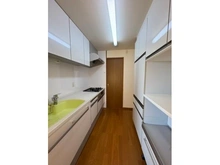 【兵庫県/神戸市灘区弓木町】ラ・トゥール六甲　イースト棟 キッチンから洗面室へダイレクトアクセスが可能。料理や後片付けをしながら洗濯を同時並行で進められます。