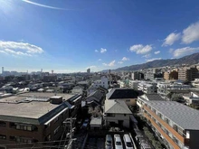 【兵庫県/神戸市東灘区御影郡家】ロジュマンスティーロ御影 6階建マンション最上階に位置します。晴れた日には気持ちの良い青空を楽しむことができそうです。