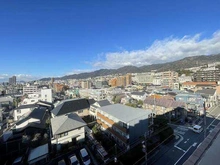 【兵庫県/神戸市東灘区御影郡家】ロジュマンスティーロ御影 バルコニー前面には視界を遮る高い建物はないため、晴れた日には遠くの山々まで見渡すことができます。