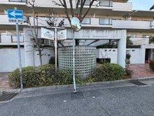 【兵庫県/神戸市東灘区深江南町】カネボウ芦屋アーバンプラザ 防犯面に配慮されたオートロック付きマンション。アプローチは奥行きがあり、視線が入りにくい設計です。