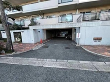 【兵庫県/神戸市東灘区深江南町】カネボウ芦屋アーバンプラザ 敷地内に駐車場が設けられています。現在空き無しの状況ですが、変動しますので都度お問合せください。