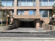 【兵庫県/芦屋市翠ケ丘町】フローラ芦屋フラット 駐車場出入り口の様子です。大切なお車を盗難や紫外線から守る屋内型。現況空き有(月額5000円)。