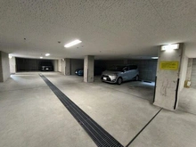 【兵庫県/芦屋市翠ケ丘町】フローラ芦屋フラット 地下駐車場ながら高さ制限は約2.1ｍまでと、比較的大きな車も駐車可能です。詳細はお尋ねください。