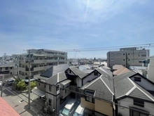 【兵庫県/神戸市東灘区甲南町】サンコート魚崎 南・北側の2箇所にバルコニーが設けられており、それぞれ表情の異なる眺望を楽しむことができます。