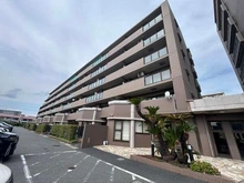 【千葉県/浦安市弁天】ライオンズガーデン新浦安 敷地内駐車場からの外観になります