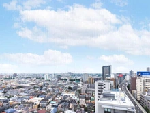 【東京都/世田谷区上馬】ザ・パークハウス三軒茶屋タワー 開放的な眺望とともに、光と風の恩恵を得られる17階住戸。晴れた日はバルコニーから青空を楽しめます。