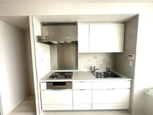 【東京都/世田谷区上馬】ザ・パークハウス三軒茶屋タワー ディスポーザー搭載。人工大理石カウンター、ガラストップコンロ、静音ワイドシンクが採用されています。