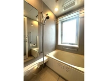 【東京都/世田谷区上馬】ザ・パークハウス三軒茶屋タワー ゆとりあるオーバル浴槽採用、窓が備わる浴室。フルオートバス・浴室乾燥機搭載で、快適に入浴できます。