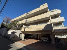 【東京都/世田谷区太子堂】太子堂ユニハイツ 外観：高低差を活かした立地のため、階段は2階部分から始まり、4階へも階段の上り下りの負担が少ないです。