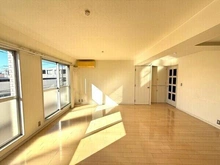 【東京都/世田谷区太子堂】太子堂ユニハイツ 約16.7帖のLDK。リビング収納が設けられているため、生活感を抑えた暮らしが叶いそうです。