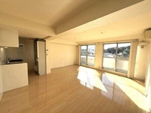 【東京都/世田谷区太子堂】太子堂ユニハイツ ゆとりある広さのLDKです。陽光が差し込む明るい空間で、のびのびと過ごすことができそうです。