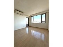 【東京都/世田谷区下馬】パークハウス下馬一丁目 LDKは合計約13.8帖の広さ。北東・北西の2面開口、北西側のドアからバルコニーへ出入りが可能です。