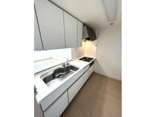 【東京都/世田谷区下馬】パークハウス下馬一丁目 シンク下収納は奥の物も取り出しやすい引出しタイプ。吊戸棚も備わり、収納力の高いキッチンです。