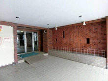 【東京都/世田谷区三軒茶屋】アンバサダー三軒茶屋 管理会社による日勤管理。エントランスは通りから奥まった位置にあり、プライバシーに配慮されています。