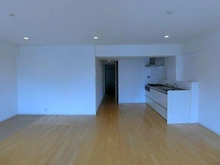 【東京都/世田谷区三軒茶屋】アンバサダー三軒茶屋 ソファーやダイニングセットなどを配してもゆとりある広さのLDK。キッチンは、壁付けタイプです。