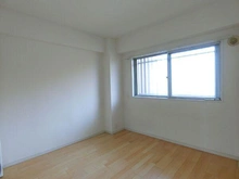 【東京都/世田谷区三軒茶屋】アンバサダー三軒茶屋 約5帖の洋室です。東側に腰高窓が設置され、ベッドなどの家具を壁付けに配置することができます。